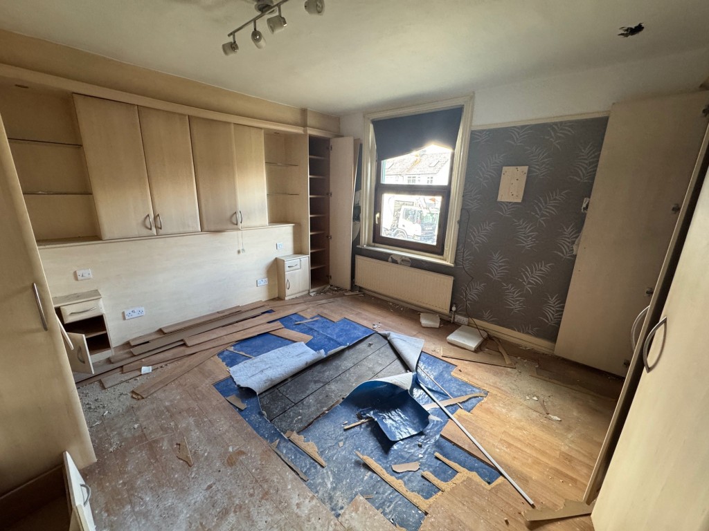 Lot: 48 - PUBLIC HOUSE AND UPPER PARTS WITH POTENTIAL - First floor room